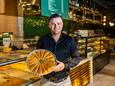 Nu met de Ramadan is het ontzettend druk bij Serifoglu in Rotterdam. Na de iftarmaaltijd gaan veel mensen even snel een baklava nuttigen met een Turks theetje erbij.