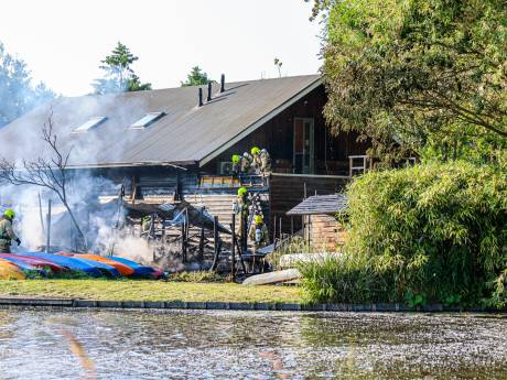 Brand in Outdoor Valley bij Rottemeren geblust, bamboe gebouwtje helemaal afgebrand