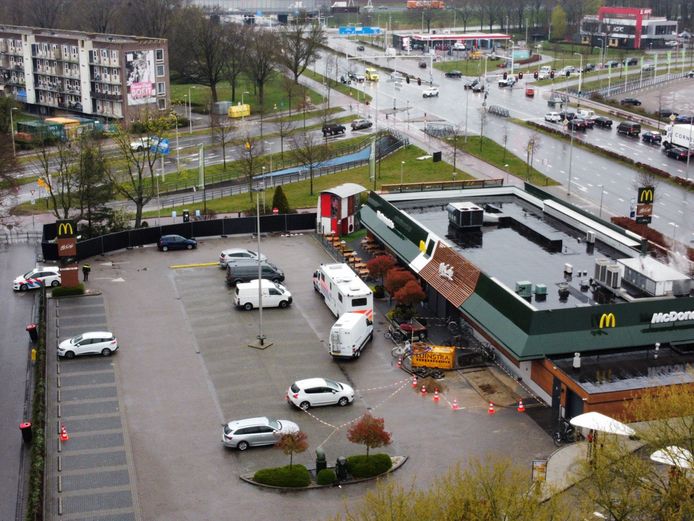 De McDonald's in Zwolle is afgezet met hekken.