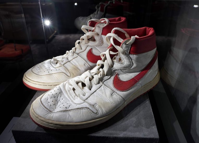 De sneakers die Michael Jordan droeg in zijn debuutseizoen worden geveild. Beeld AFP