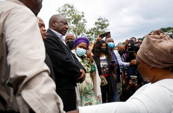 De Zuid-Afrikaanse president Cyril Ramaphosa heeft woensdag de overstroomde gebieden bezocht.