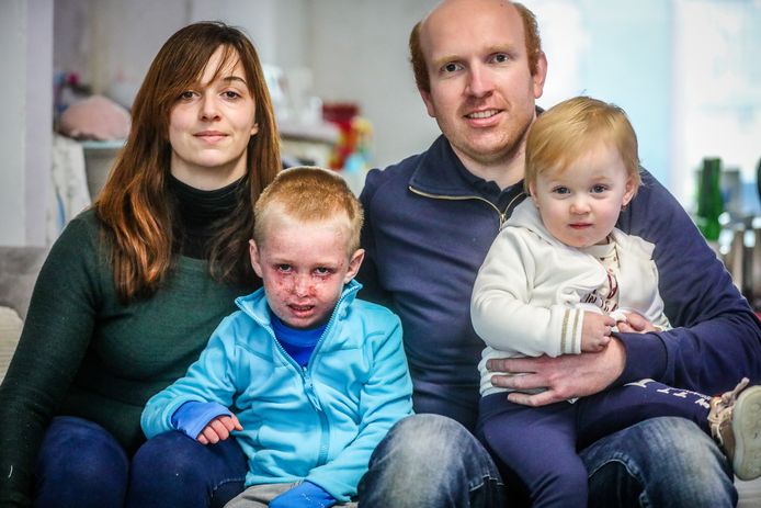 Papa en mama Koen Van Den Bulcke en Gwenny Neyrinck, samen met Ilano en zusje Amilou.