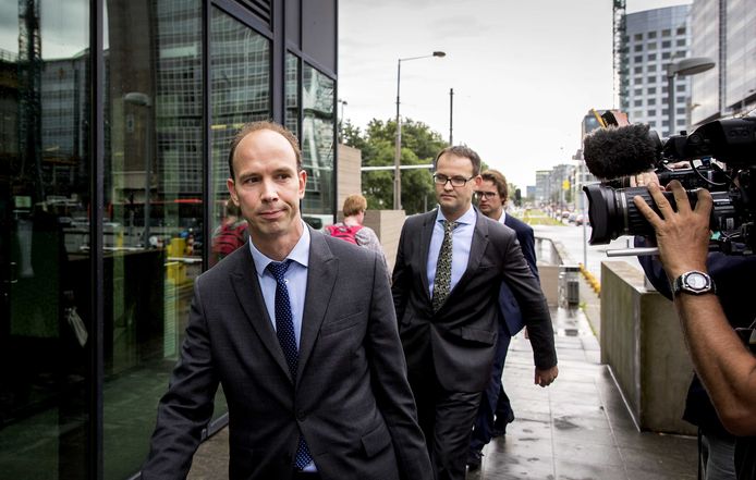 Advocaten Sander Janssen, links, en zijn collega Robert Malewicz komen aan bij de rechtbank om Willem Holleeder te verdedigen