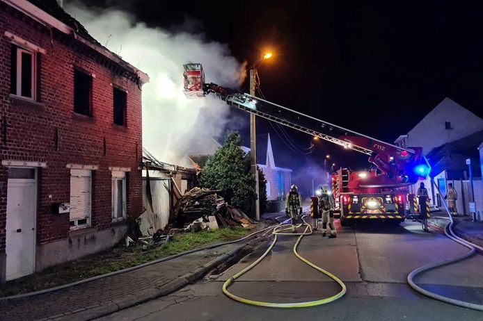 De brand situeerde zich dit keer in de garage naast het huis op de hoek van de Bosstraat met Steenstraat in Lede dat op 8 november 2016 uitbrandde.