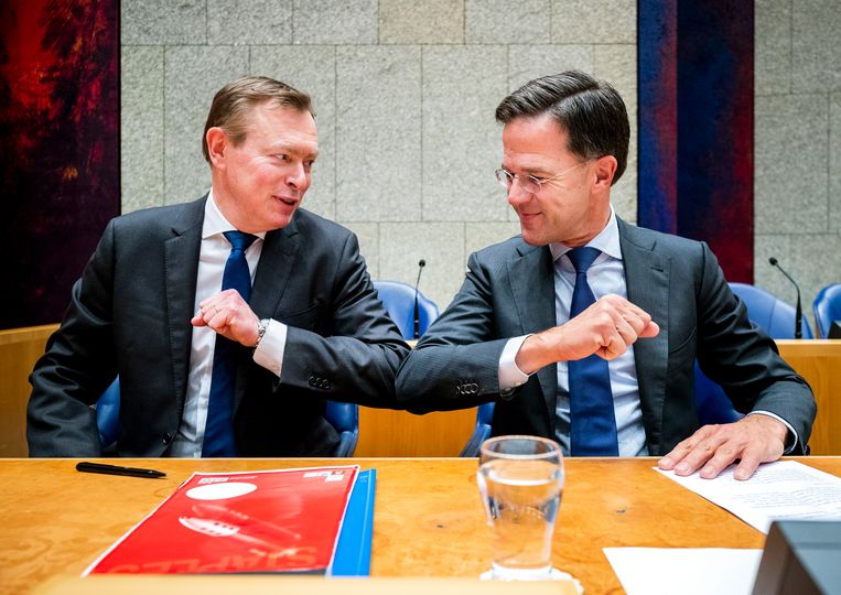 Premier Rutte en minister Bruins geven elkaar geen hand maar een elleboog. Beeld ANP
