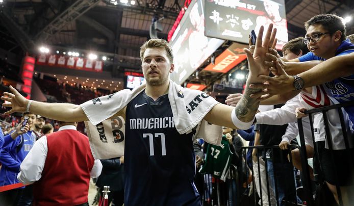 Luka Doncic bedankt zijn fans na afloop.