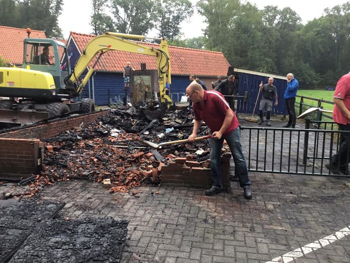 Ouders en leerkrachten van basisschool Honesch bezig met opruimen van de troep na de brandstichting.