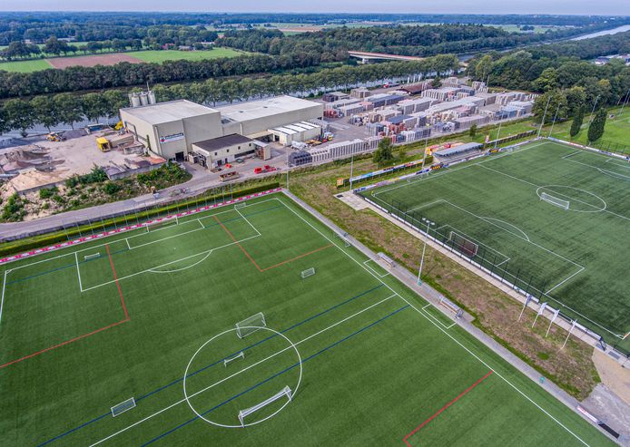 De voetbalvelden van Juliana'31 en betonfabriek Morssinkhof moeten plaatsmaken voor woningbouw. De fabriek moet nog worden uitgekocht, terwijl politiek Heumen er nog niet uit is waar de voetbalclub naartoe moet.