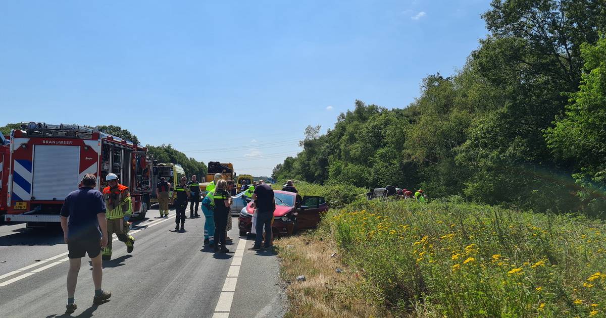 Auto op zijkant in berm na botsing op N261, weg dicht richting Tilburg.
