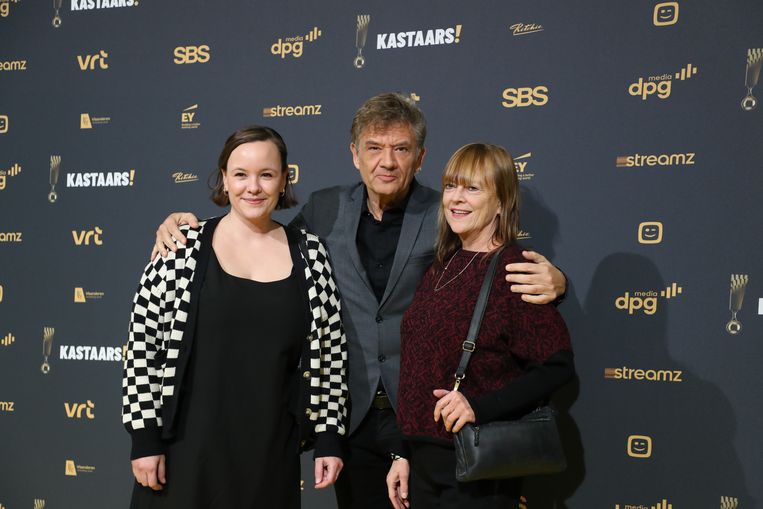 Bart Peeters (m) met zijn dochter Nona (l) en vrouw Anneke (r). Beeld BELGA