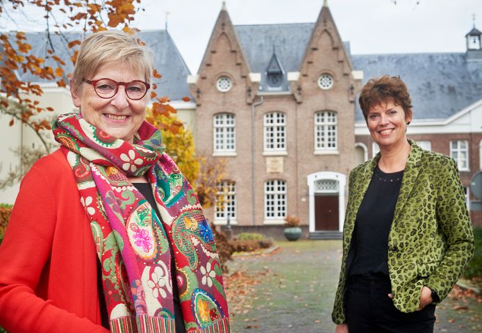 De vorige directeur Joke van Zutphen (links) en de nieuwe directeur Anja Bekkers van Stichting Solidair met India.