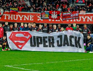 Pakkend eerbetoon: supporters en spelers Antwerp eren overleden Jack (11)