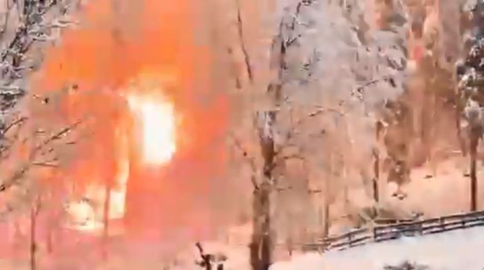 Het bos vonkt wanneer een beschadigde bovenleiding in brand vliegt.