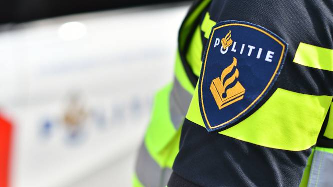 Politie zoekt scooterrijder na ‘harde knal’ en brand bij huis in Lelystad