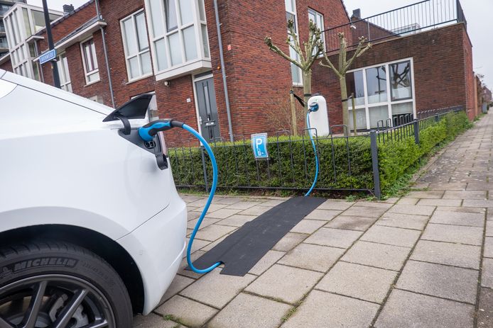 Hoe kan je veilig je elektrische auto opladen als je geen oprit of garage hebt? Jochen De Smet van EV Belgium geeft uitleg.