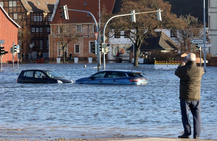 In het noorden van Duitsland hebben ze last van veel regen die door stormwind wordt aangevoerd. De stad Wismar staat bijvoorebeeld onder water.