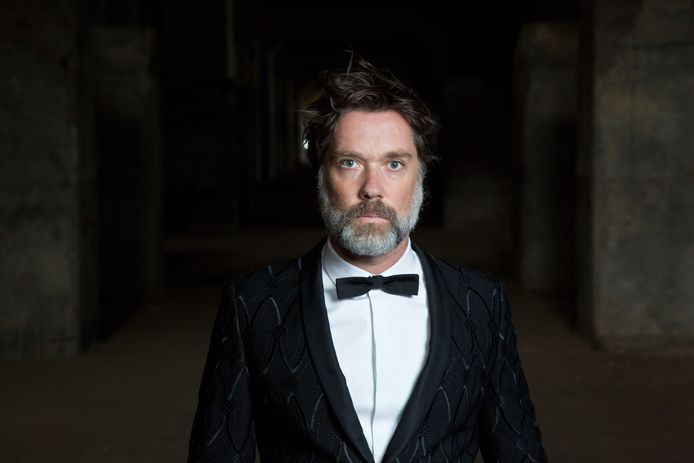 Rufus Wainwright treedt op met het strijkorkest Amsterdam Sinfonietta.