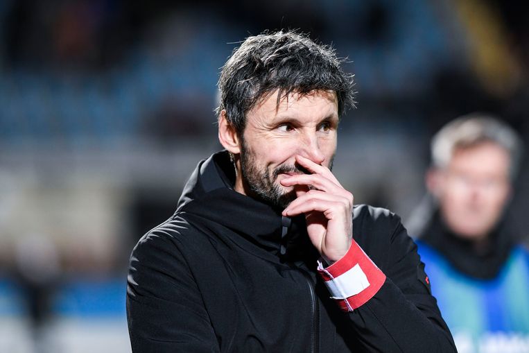 Antwerp-coach Van Bommel mist veel spelers en staat voor een loodzwaar programma. Beeld BELGA