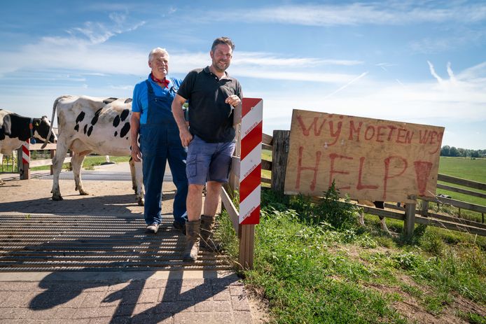 Vader Bert (links) en zoon Bart Lubbers, de eigenaren van zuivelboerderij annex Landwinkel IJsseloord bij de koeienoversteekplaats op de Schaapdijk in Arnhem. Ze vrezen het einde van hun melkveebedrijf door het stikstofbeleid van de regering . De uiterwaarden van de IJssel zijn namelijk onlangs tot kwetsbaar natuurgebied verklaard.