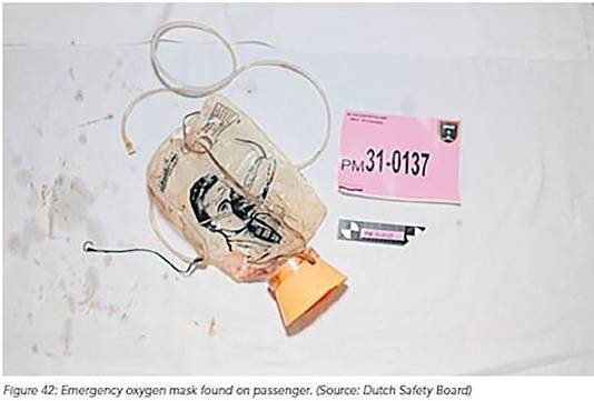 Bij een van de passagiers van vlucht MH17 werd een zuurstofmasker gevonden.