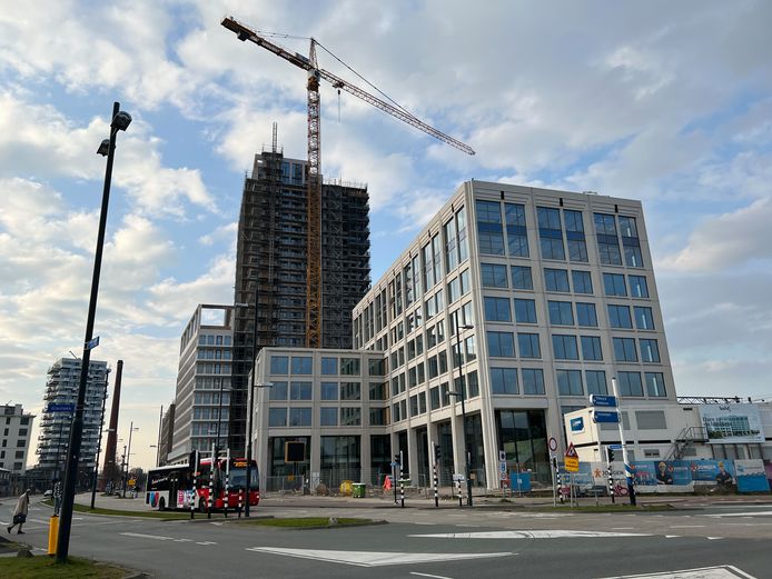 Kantoorgebouw Bold bij de entree van Strijp-S, op de hoek Steenstraat (rechts)/Philitelaan, is bijna klaar. Hier vinden SDK Vastgoed, CBRE Eindhoven en Cova Art Gallery onderdak.
