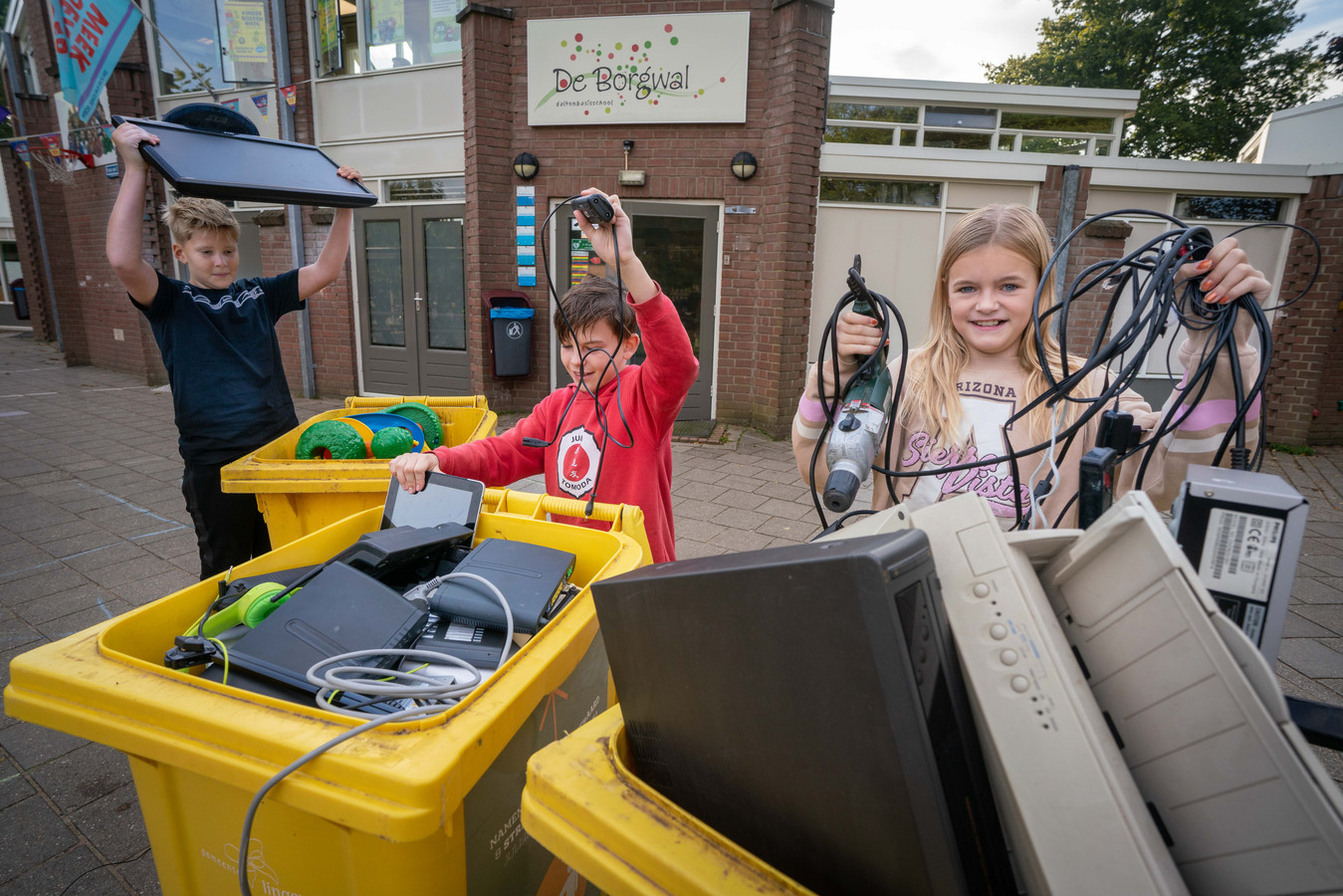 Volle kliko’s op schoolpleinen met mobieltjes en computers: ‘Wat ...