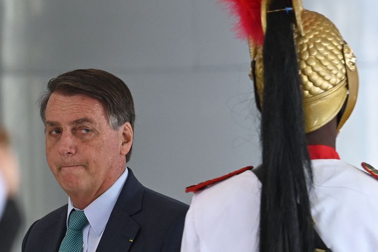 Bolsonaro kembali berpaling dari Trump dan menabur keraguan tentang komputer pemungutan suara