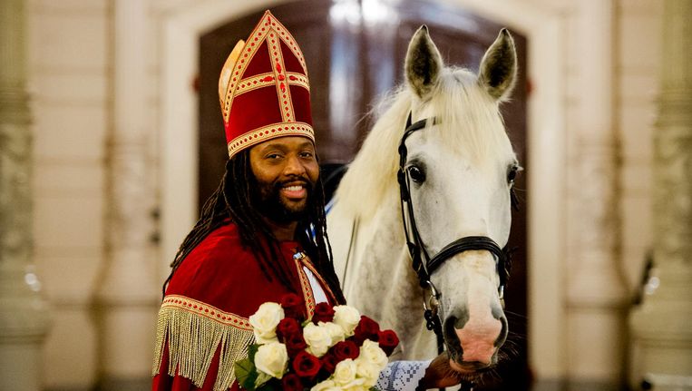 Voorlopige aardolie doorgaan Ook dit jaar brengt de zwarte Sint een positieve boodschap | Het Parool