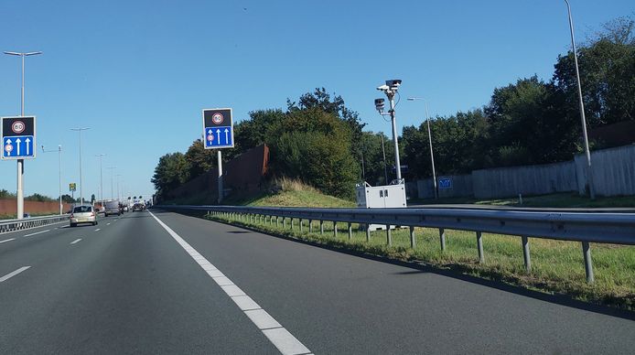 nieuwe-flitspalen-langs-de-snelweg-zorgen-voor-verwarring-auto