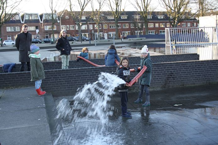 Het schoolplein  aan het Schimmelplein wordt onder water gezet voor een ijsbaan.