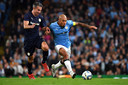 Robin van Persie in duel met Nigel de Jong.