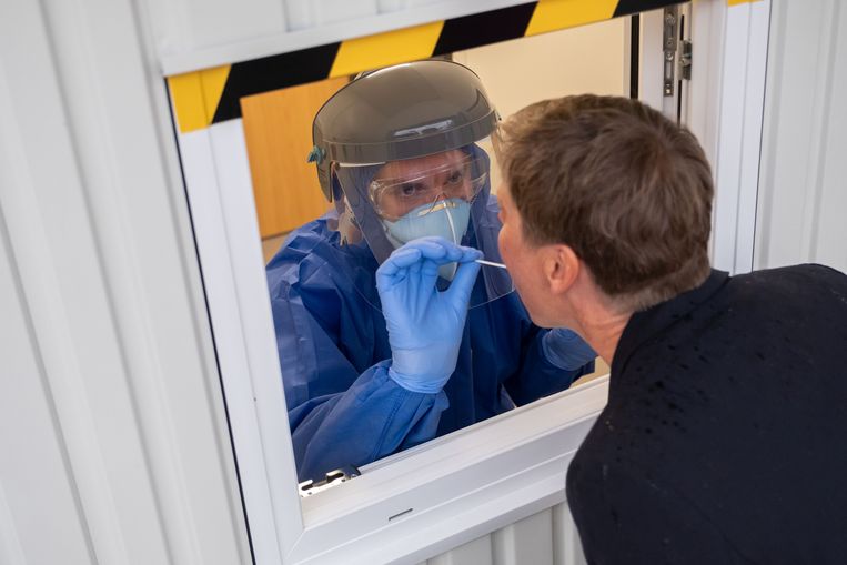 Een VW-medewerker wordt in de fabriek in Wolfsburg getest op het coronavirus. Beeld Peter Steffen/dpa