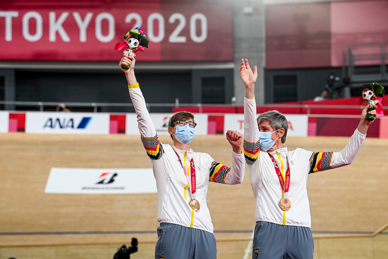 Griet Hoet, avec son pilote Anneleen Monsieur, a remporté la première médaille belge aux Jeux Paralympiques de Tokyo jeudi en cyclisme sur piste.