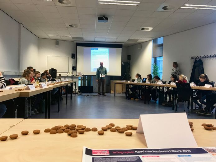 Zo vlak voor Sinterklaas horen er ook pepernoten bij in een vergadering van de Raad van Kinderen.