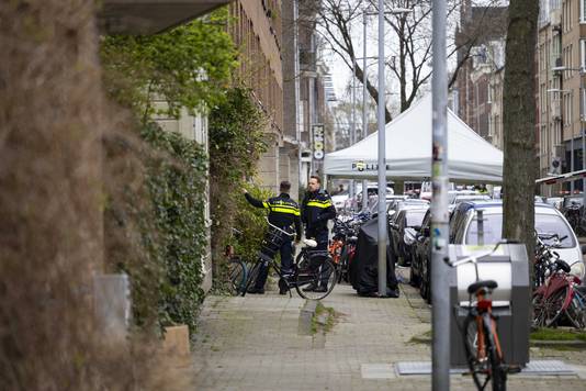 Hulpverleners in De Wittenstraat in de Amsterdamse Staatsliedenbuurt waar in een trapportiek een persoon is doodgeschoten.