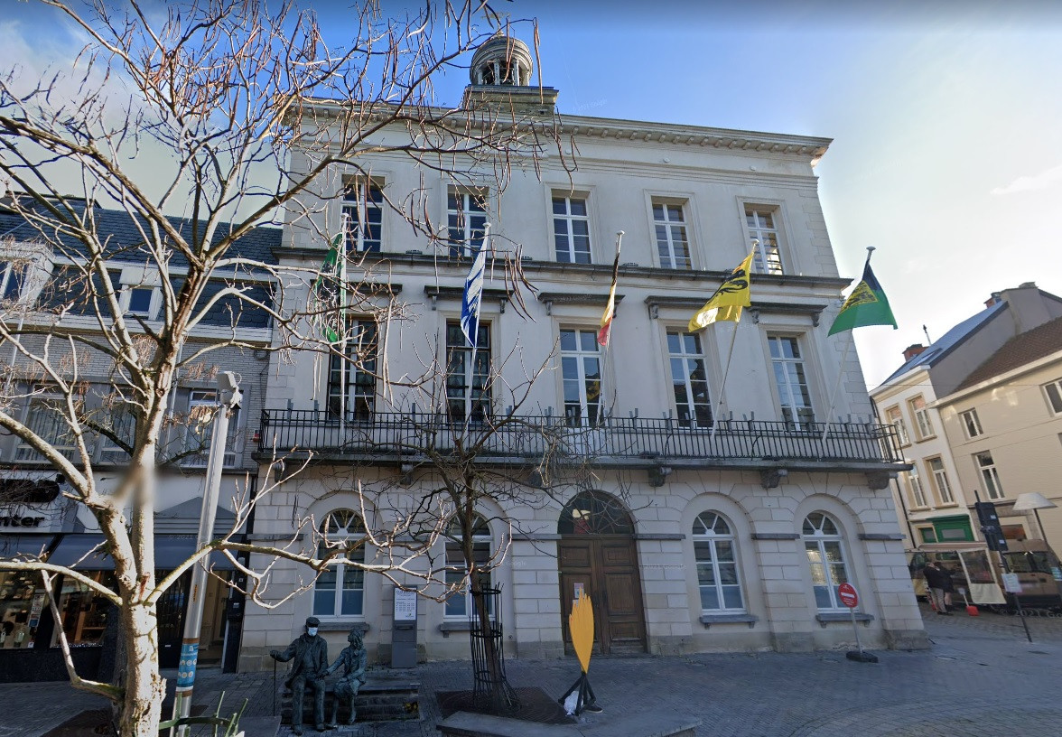 Oudstadhuis kleurt vanaf donderdag oranje in teken van geweld tegen vrouwen Foto hln.be
