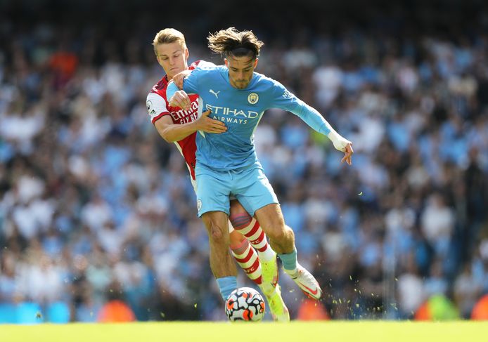 Jack Grealish, de topaankoop van Manchester City, probeert te ontkomen aan Arsenal-speler Martin Odegaard.