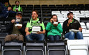 Supporters van Forest Green Rovers op de tribune met een biologisch afbreekbaar bakje veganistische producten.