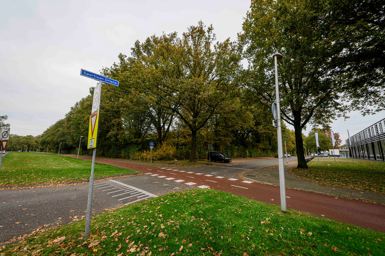 Ergens aan de Sportlaan Driene moeten ook zeven woonwagens komen. Vakschool SMEOT (rechts) vreesde direct voor haar entree. Maar volgens wethouder Van Wakeren staat de precieze locatie nog niet vast.
