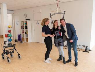 Niemand dacht dat ze ooit nog zo ver zou komen; Jennifer (26)  lag een halfjaar in coma en nu staat ze weer dankzij speciale lift