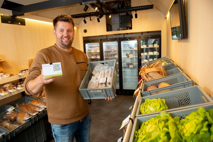 Lukas Lagerweij opende een jaar geleden een onbemande supermarkt in zijn eigen woonplaats Wilp. Inmiddels heeft hij een tweede vestiging in Ede. Dit jaar nog gaan er meer volgen.