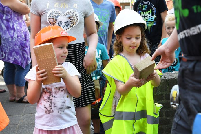 De leerlingen van basisschool Sint Agnes in Dongen-Vaart brengen in juli 2018 de eerste stenen naar de bouwplaats voor de nieuwbouw.