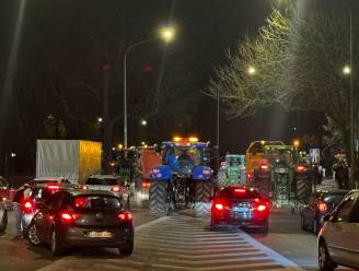 A12 en Brusselse Ring volledig geblokkeerd door boerenprotest, ook vuurwerk afgestoken: “Gaan zo lang door als nodig”