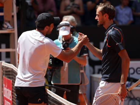 Pijnlijke nederlaag Daniil Medvedev tegen landgenoot op masterstoernooi Madrid, Carlos Alcaraz wel door