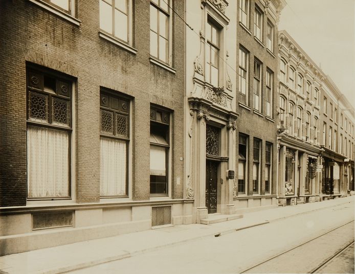 Die Olde Munte aan de Bakkerstraat in 1915. In het pand was toen de knopenfabriek Hollandia van J.S. Gans gevestigd.