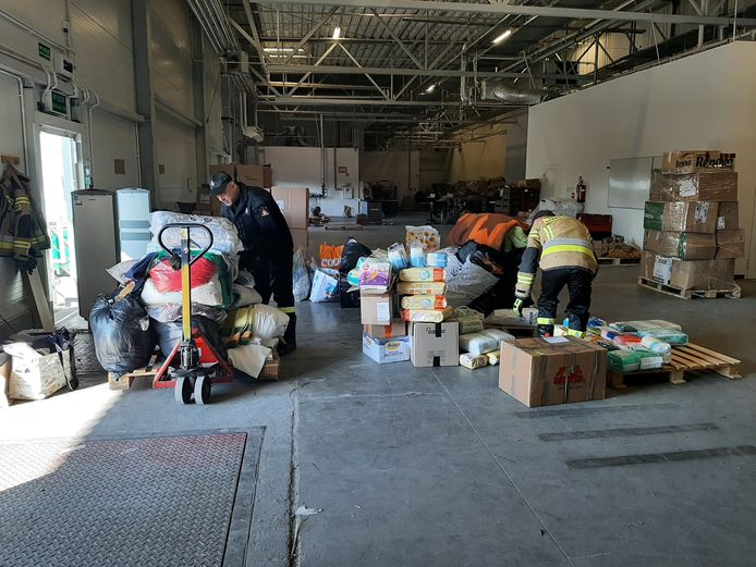 Op de grens tussen Polen en Oekraïne worden hulpgoederen ingenomen en gesorteerd.