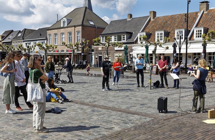 Els Rijke van actiegroep Sluit Vion! neemt het woord op de Markt in Boxtel. De manifestatie, waarbij ook een actiekrant was te verkrijgen, trok zaterdagmiddag een beperkt aantal belangstellenden.