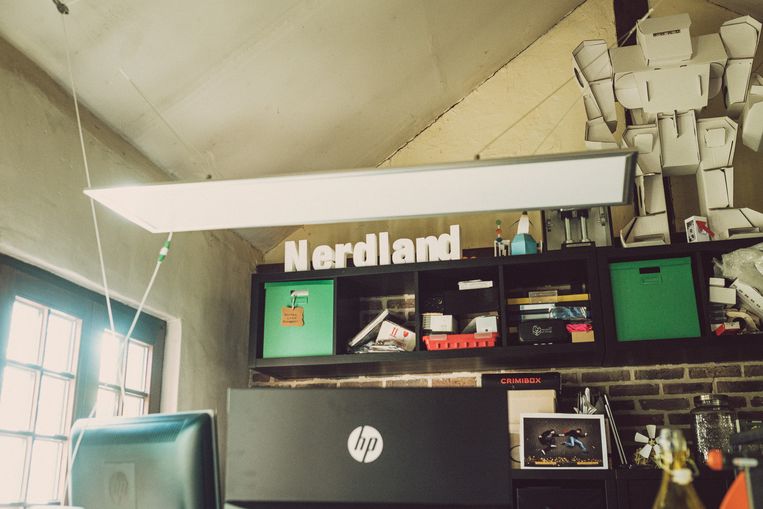 Op de computer in zijn nerdcave bewaart Scheire de drie miljard letters van zijn DNA. Beeld Wouter Van Vooren