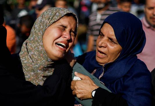 Mensen rouwen om omgekomen dierbaren in Gaza