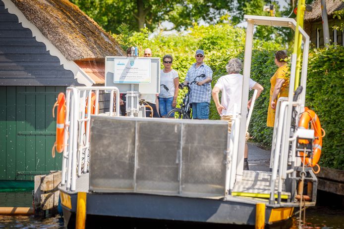 Onbegrip bij ‘illegale’ fietsers vanuit Dwarsgracht bij het fietserspontje van Jonen. Er geldt eenrichtingsverkeer op het Jonenpad, maar niet iedereen heeft het door. ,,Of het interesseert ze niet”, merkt schipper Ronald.